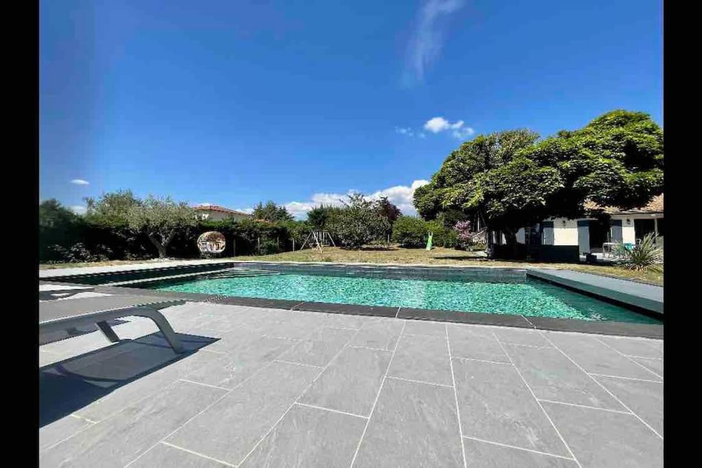 Logements Chaleureux Dans Maison Avec Piscine A 35 Min De Lyon Alix Экстерьер фото