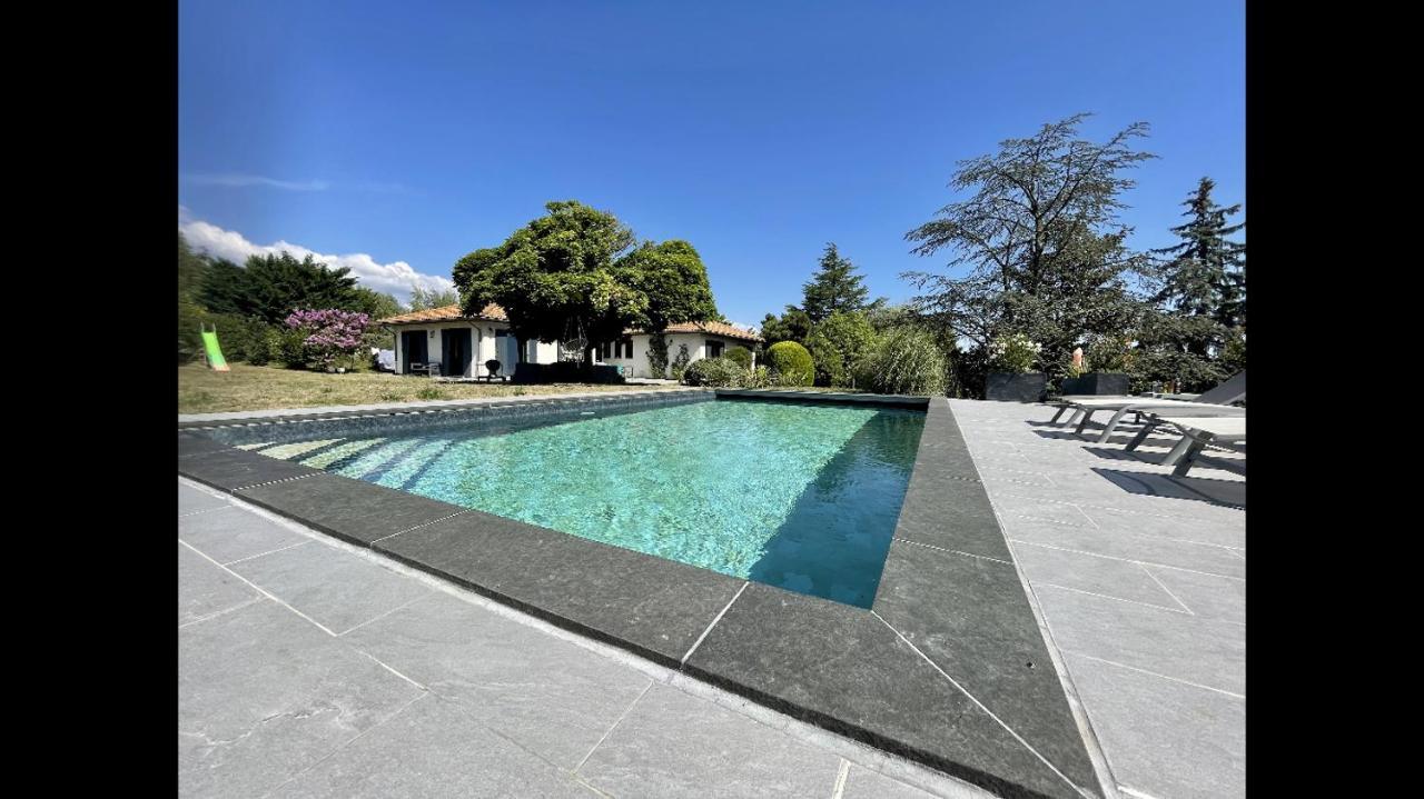 Logements Chaleureux Dans Maison Avec Piscine A 35 Min De Lyon Alix Экстерьер фото